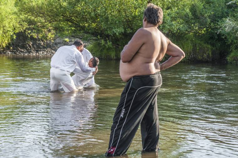 Csíki romák keresztelkedtek meg az Oltban