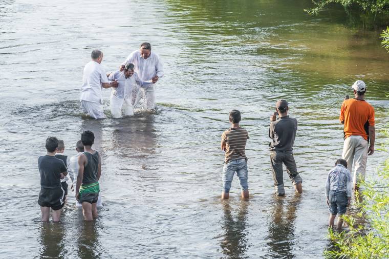Negyvenöt Somlyó utcai roma keresztelkedett meg az Oltban