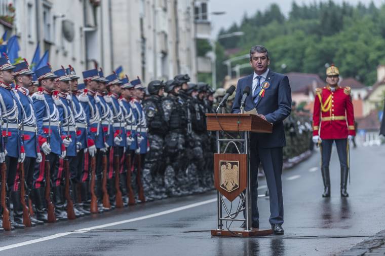 Oprea jelenlétében vonták fel Csíkban a román óriászászlót