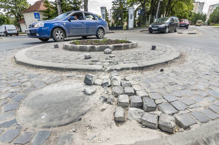 Rongálódás az egyik csíkszeredai körforgalomban