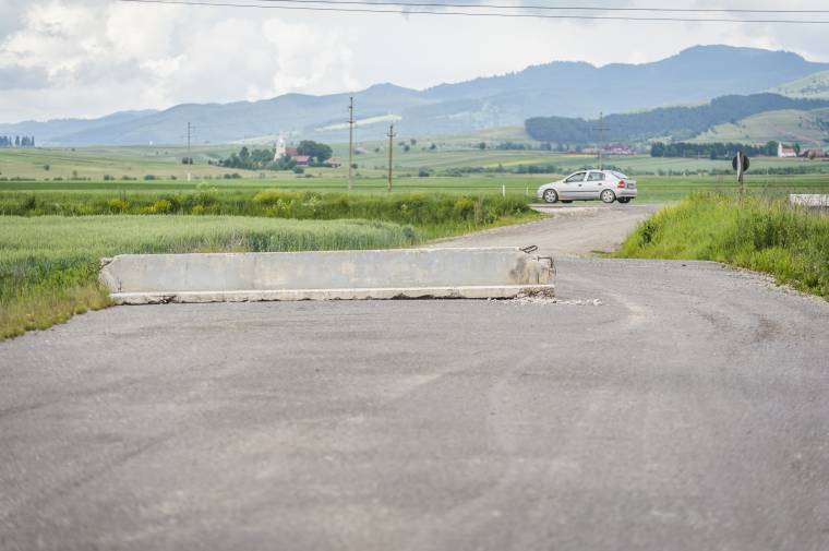 Lassan, de halad az elkerülő út területének telekkönyvezése