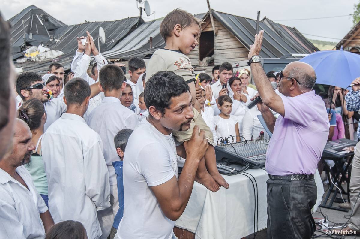 A Pünkösdista egyház keresztelője a Somlyó utcai cigánytelepen Csíkszeredában •  Fotó: Veres Nándor