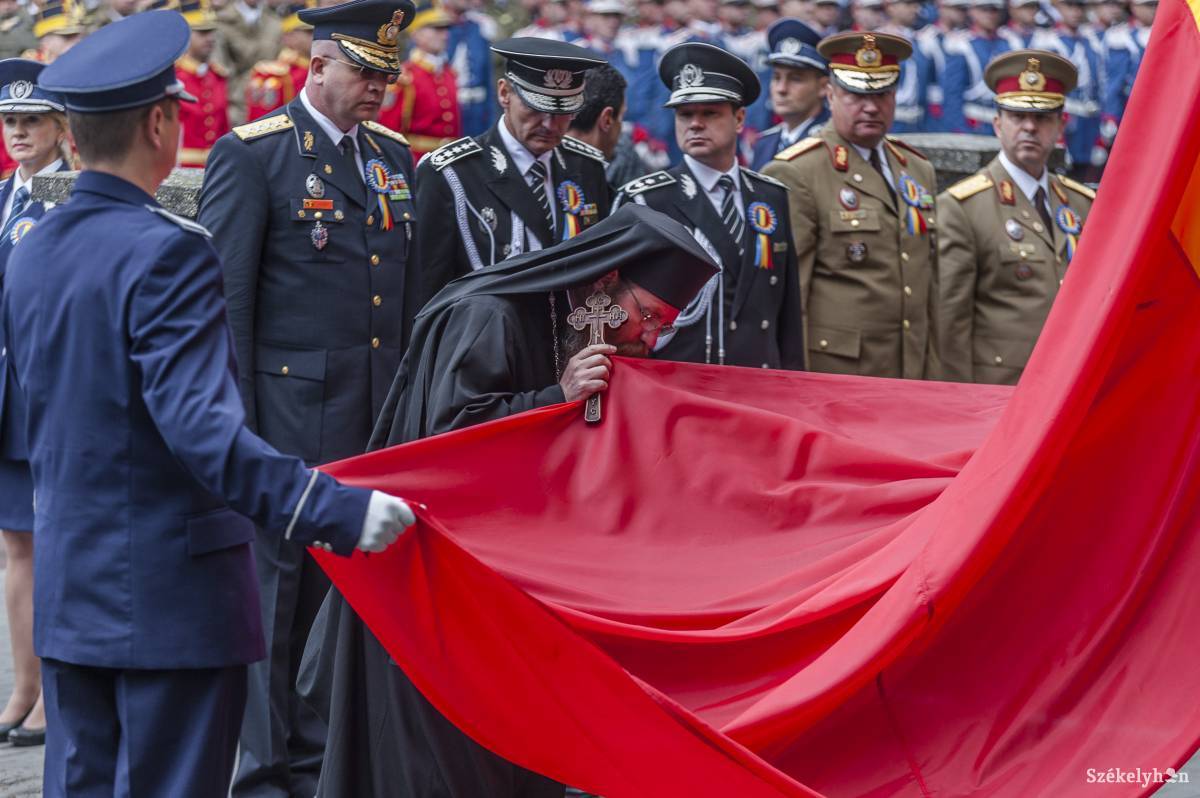 Felvonás előtt a 28 négyzetméteres román zászló Csíkszeredában 2015 júniusában •  Fotó: Veres Nándor