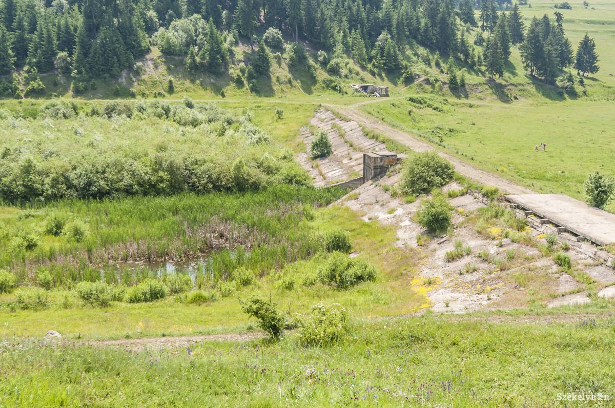 A Suta-tóból 2007-ben engedték le a vizet, biztonsági okokból. A gát megerősítésre szorul. Archív • Fotó: Veres Nándor