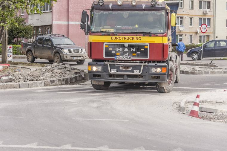 Nehézkes az áthaladás a megváltozott útkereszteződésben