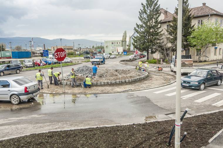 Folytatódik a munka a körforgalomnál
