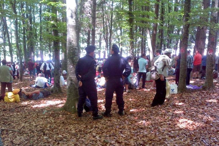 Csendőrök a búcsún: emberek az egyenruha alatt