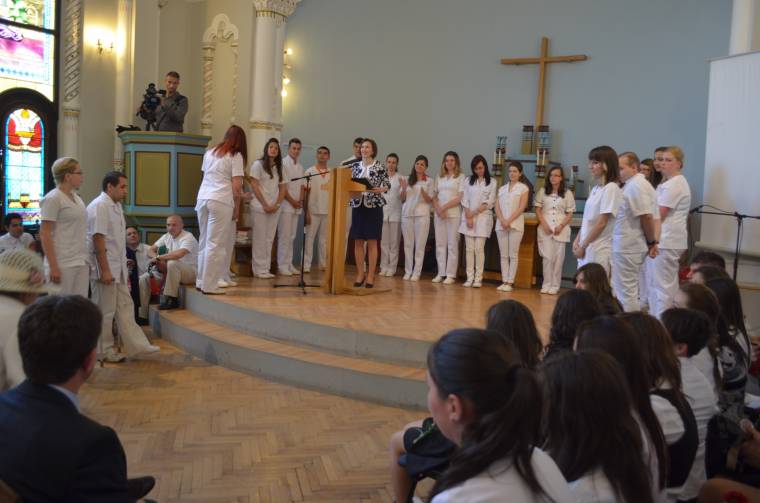 Elbúcsúztak az egészségügyi posztlíceum végzősei