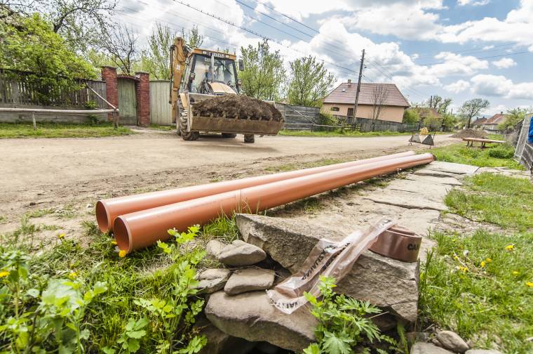 Dolgoznak a szennyvízhálózat kiépítésén Kászonban