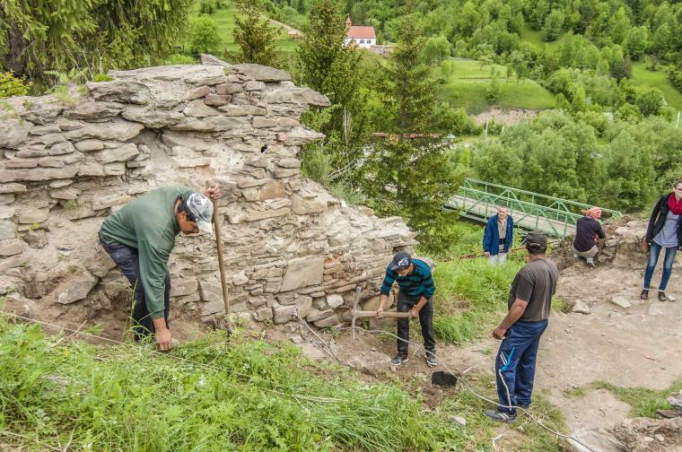 Újjáépítik a gyimesbükki Rákóczi-várat