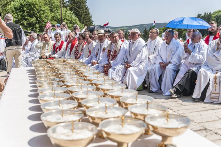 Válaszra sem méltatta a minisztérium a csíksomlyói búcsúra vonatkozó szenátori kérdést
