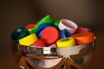 Semmibe nem kerülő jótékonykodás: életmentés kupakokból