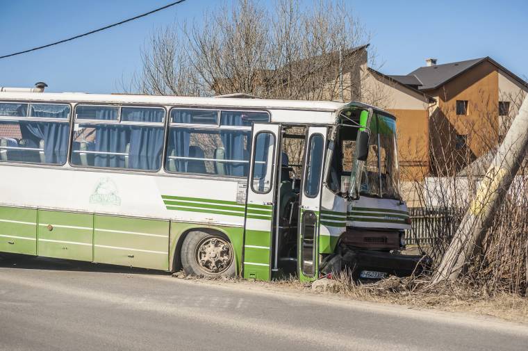 Oszlopnak ütközött a busz
