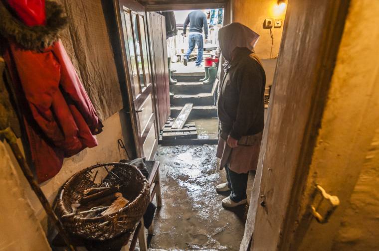 Ázik a pince a meghibásodott vezeték miatt Fitódban