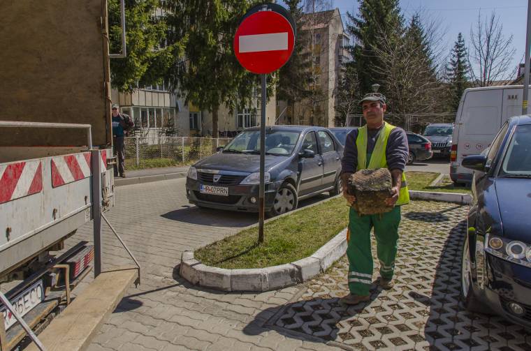 Elszállították a „foglaló” követ a parkolóból