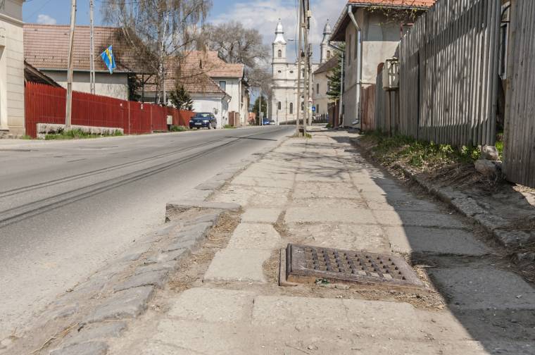 Balesetveszélyes járda a Szék útján