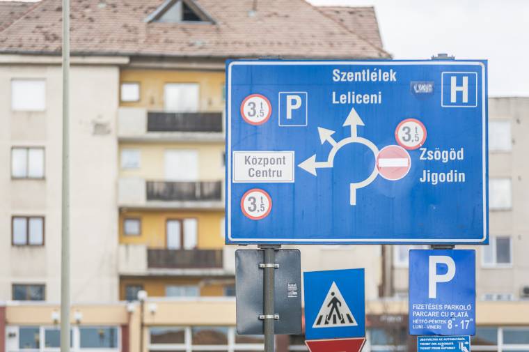 Háromszor pereltek sikerrel, mégis le kellett cserélni a forgalmi táblákat