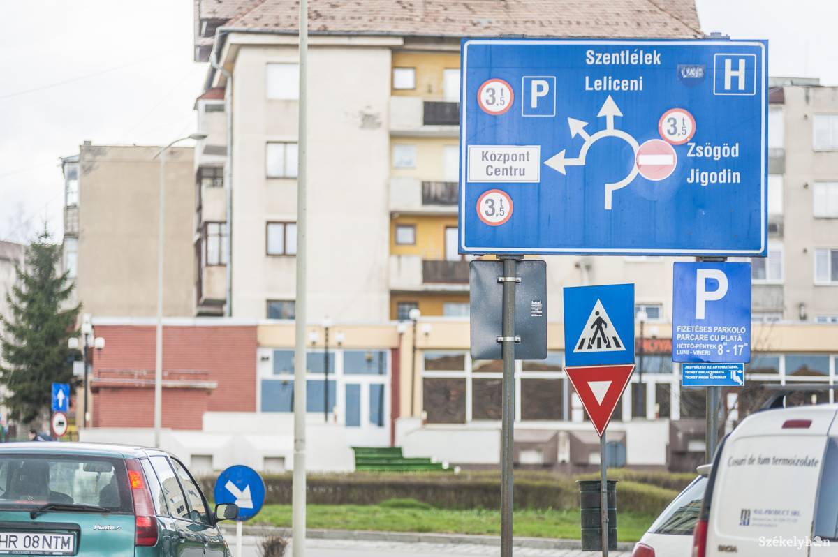 A kifogásolt táblák egyike. Változtatás a törvény erejével. Archív &bullet;  Fotó: Veres Nándor