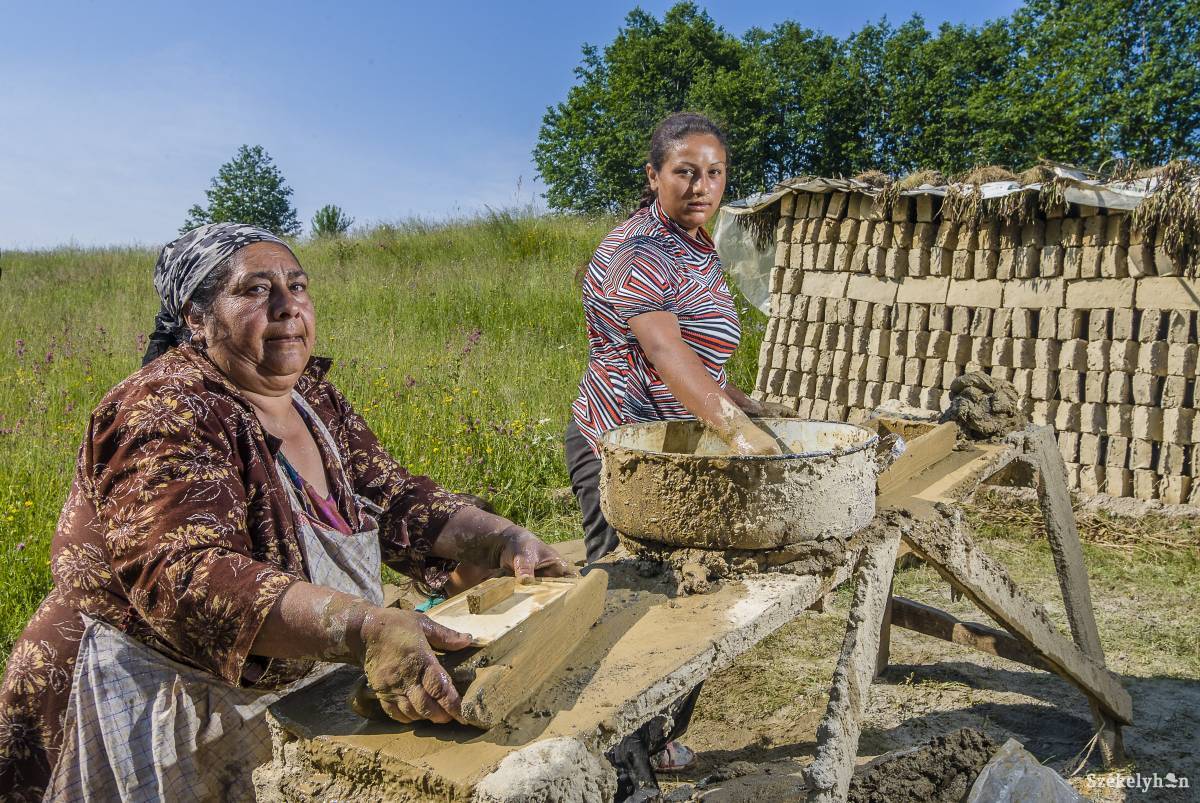 A vályogvetők keze munkájára sokan számítanak •  Fotó: Veres Nándor