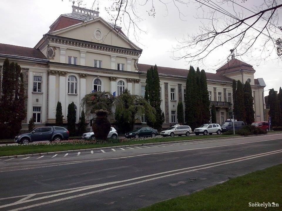 A csíkszeredai városháza •  Fotó: Pinti Attila