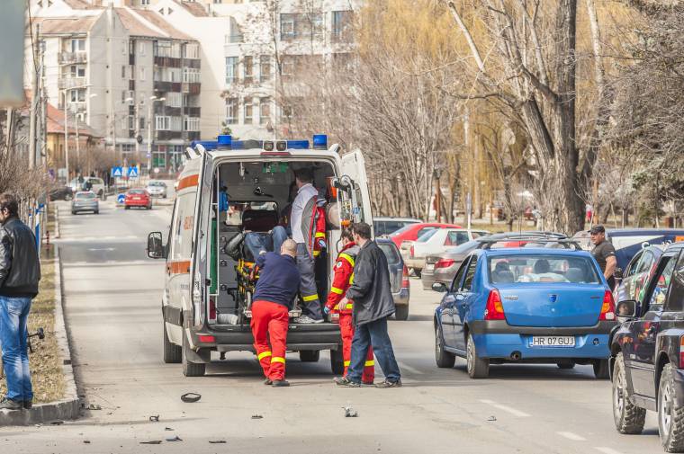 Motoros és gyalogos sérült meg