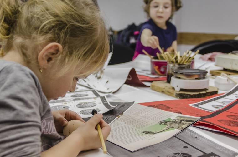 Hajnalig festik a tojásokat Sepsiszentgyörgyön