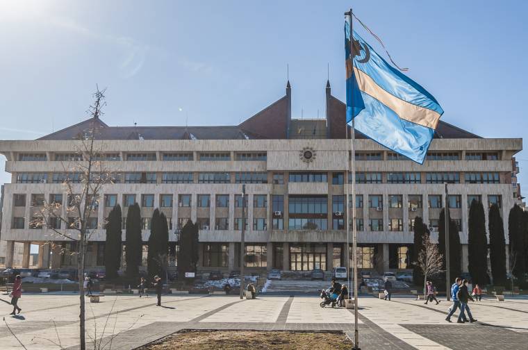 Márton Áron-szoborcsoport: fentről haladnak lefelé