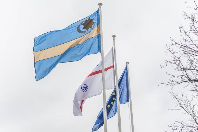 A Csíki Játékszín szomszédságában levő zászlók miatt is perelnek