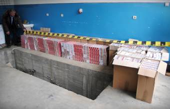 Kikötői ellenőrök lefizetésével próbáltak másfél millió euró értékű cigarettát csempészni az országba