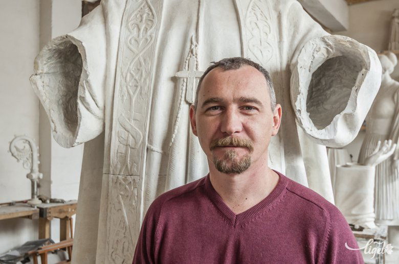 Miután befejezte a Márton Áron-szoborcsoportot, letérdepelt a kolozsvári Mátyás-szobor elé Sárpátki Zoltán •  Fotó: Veres Nándor