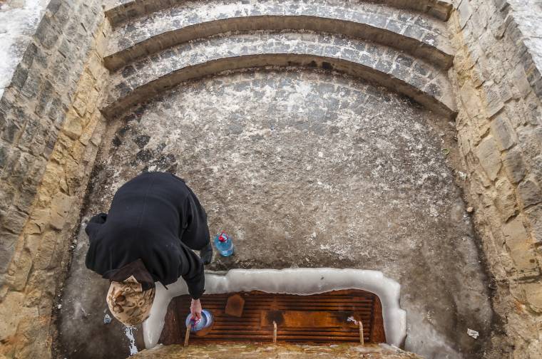 Hemzsegnek a baktériumok a „csodaforrás” vizében