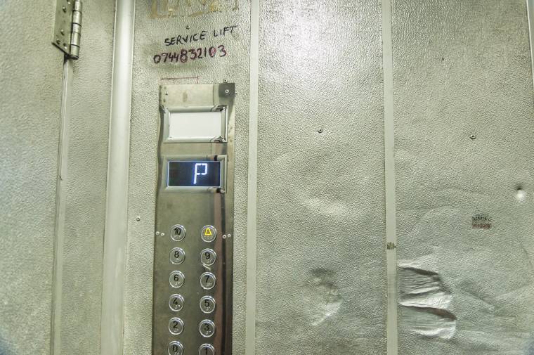 Két kiskorú megsérült, miután leszakadt velük a felvonó egy Piatra Neamți-i tömbház hatodik emeletén