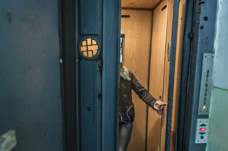 Lejárt szavatosságú, rendszeresen javításra szoruló liftek szállítják a tömbházlakókat