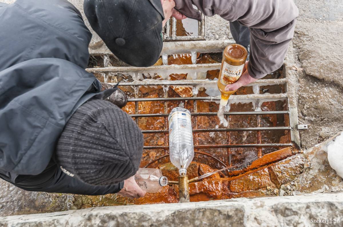 Hargita megyei ásványvizek. Kicsiben és nagyban, helyben és idegenben és népszerűek. Archív •  Fotó: Veres Nándor