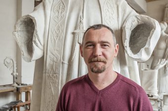 Amikor jobb nemet mondani: szobrász a fércművek ellen
