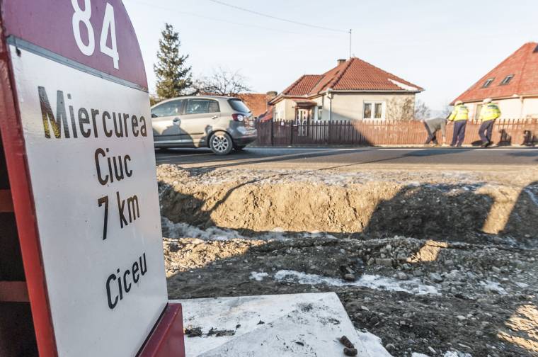 Szekérbe rohant az autó