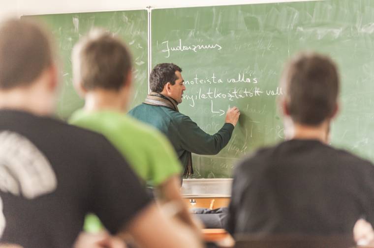Hogyan lesz a vallásoktatással?