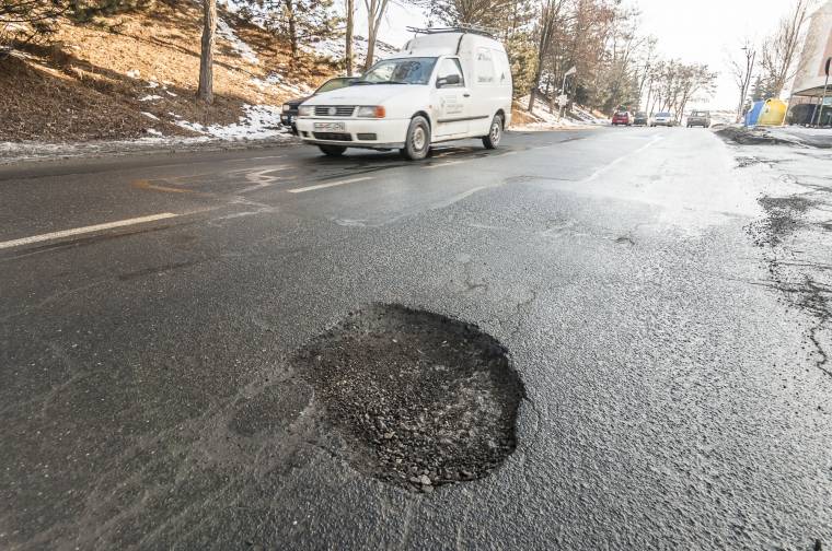 Kátyúk „tarkítják” a csíkszeredai utcákat
