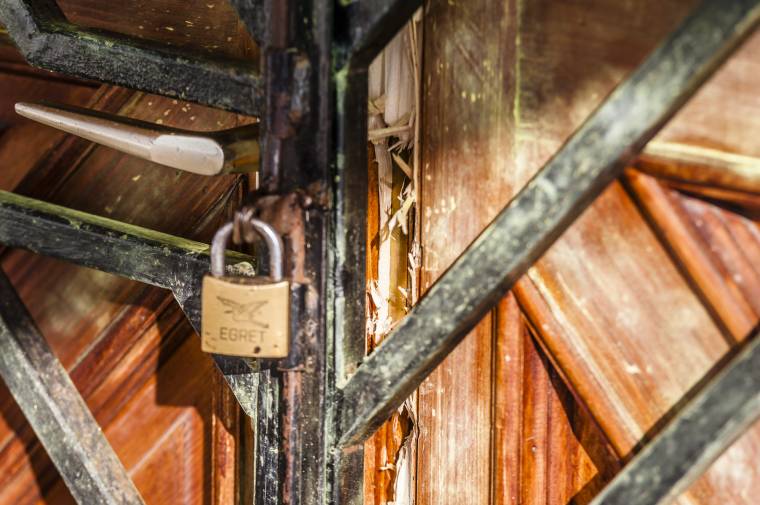 Kereszteket fordítottak, gyújtogattak, sátánista jeleket hagytak a templomban