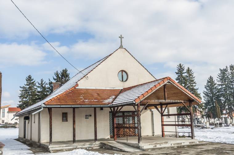 Rongálás a ravatalozónál