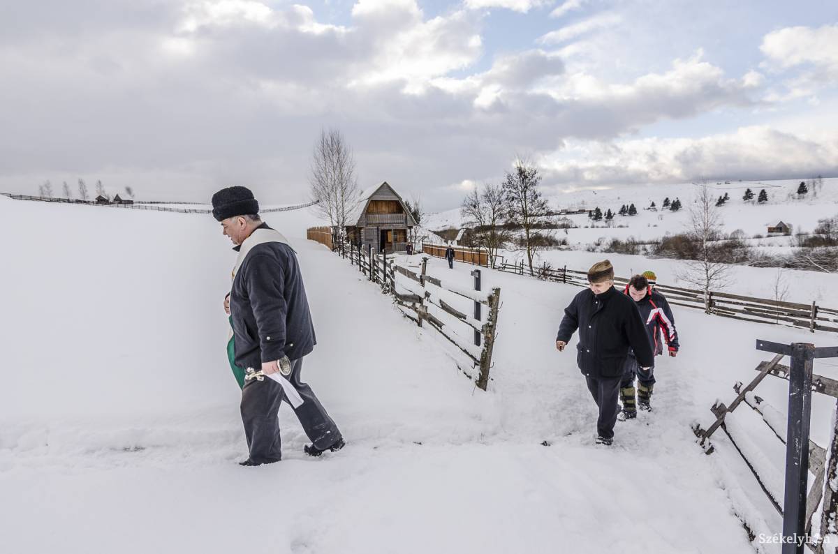 Házszentelésre tartva. Archív •  Fotó: Veres Nándor