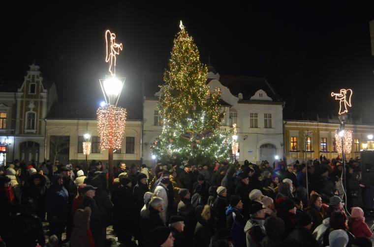 Meggyújtják a várakozás gyertyáit Csíkszeredában