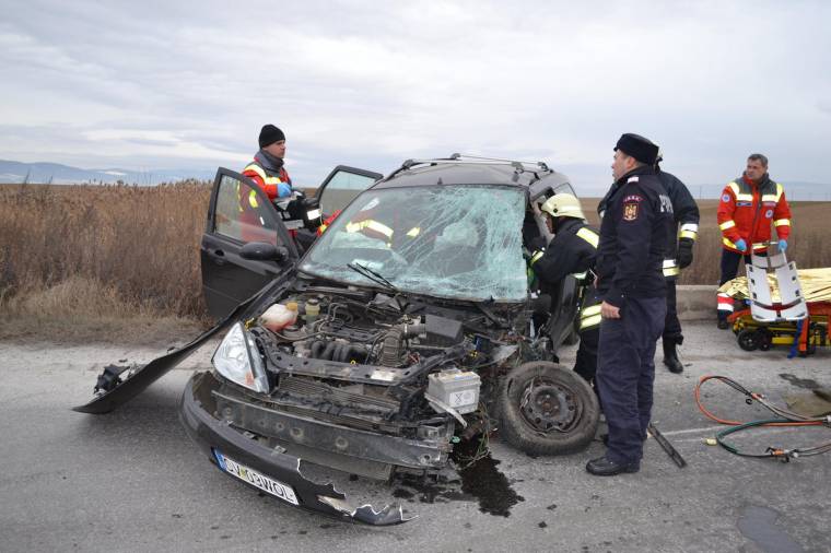 Többszörös csonttörést szenvedett a teherautónak ütköző jármű vezetője