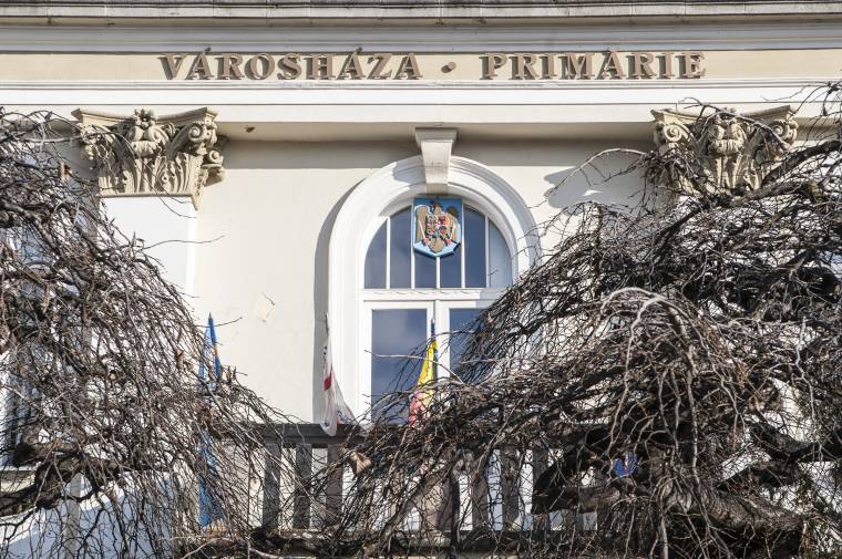 Jogerős: a Városháza feliratot is el kell távolítani