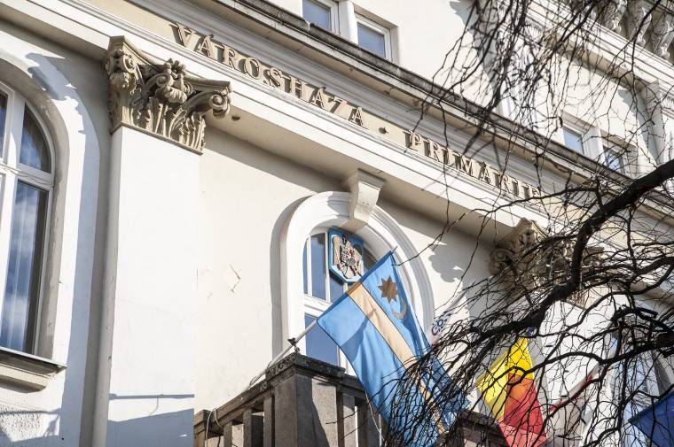 Jogerős nem a csíkszeredai Városháza feliratra