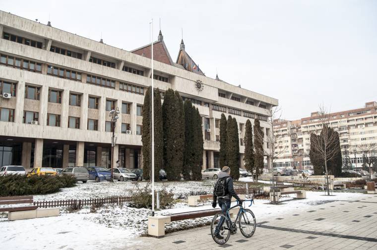 Üresen marad a zászlórúd a csíkszeredai Szabadság téren