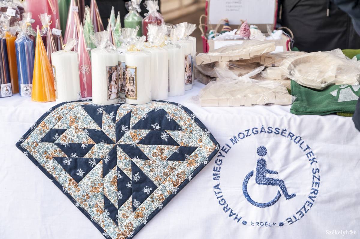 A tapasztalat szerint a nagyobb cégek nem zárkóznak el mozgáskorlátozottak vagy hallássérültek alkalmazásától. Illusztráció •  Fotó: Veres Nándor