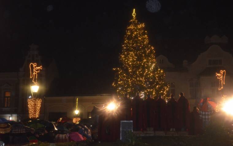 Kigyúlt az első gyertya fénye