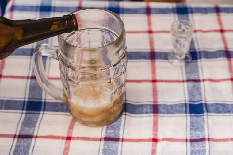 Pálinkát vitt, leitatta a házigazdákat, és úgy lopta meg őket