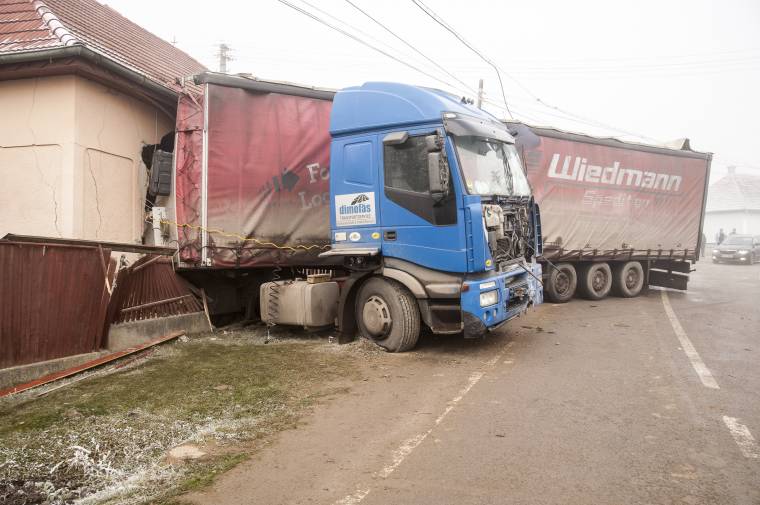 Teherautó döntötte be a ház oldalát